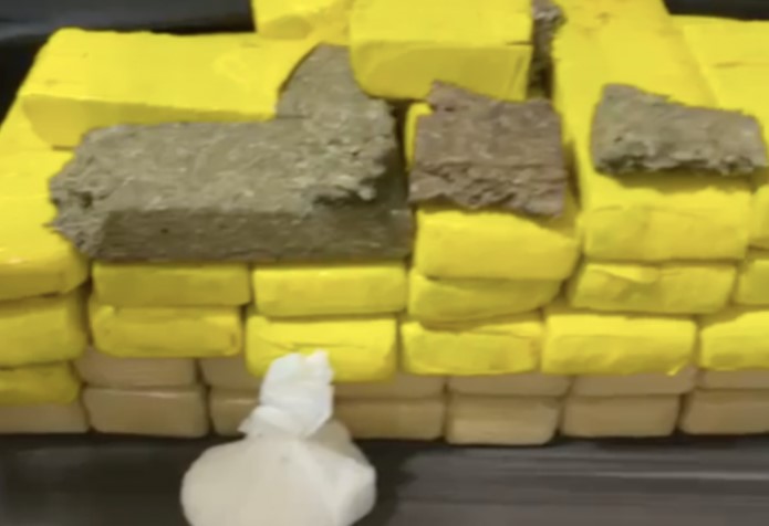 Carro de São Miguel do Oeste é flagrado com mais de 22 kg de maconha e cocaína na BR-282