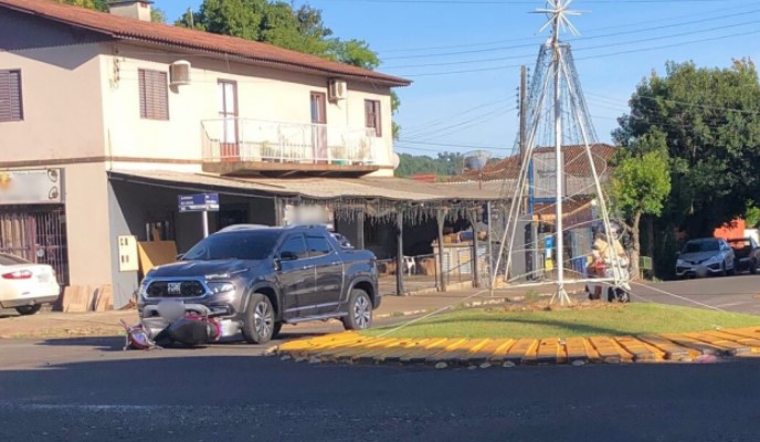 Jovem é encaminhada ao hospital após colisão entre moto e camionete