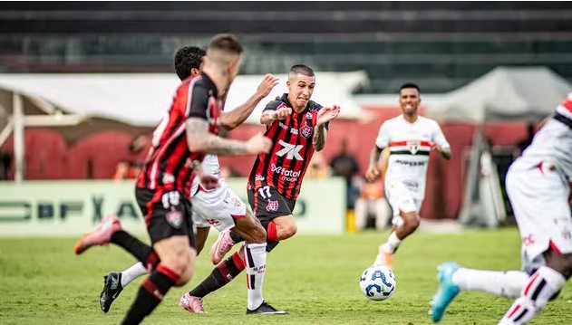 Vitória vence o São Paulo no Barradão e garante permanência na Série A