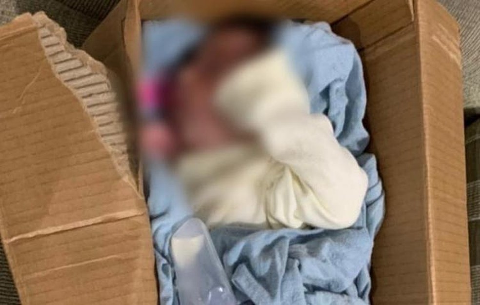 Bebê é encontrada em caixa de papelão com carta