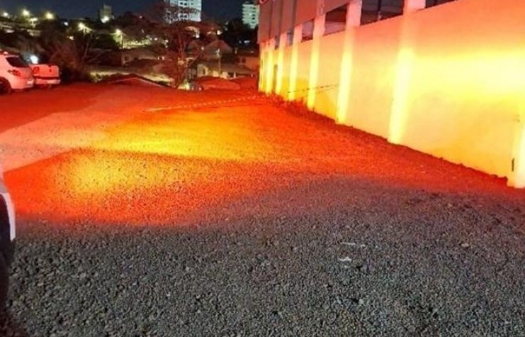 Jovem é baleado durante confusão em ginásio