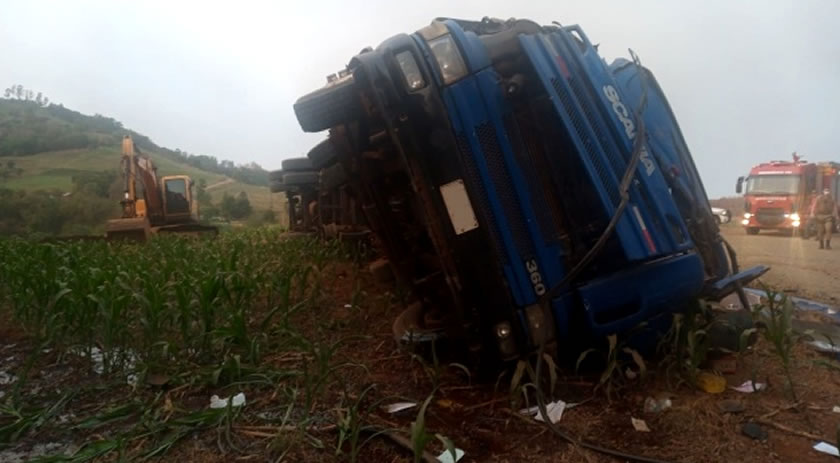 Motorista fica gravemente ferido após tombamento de carreta