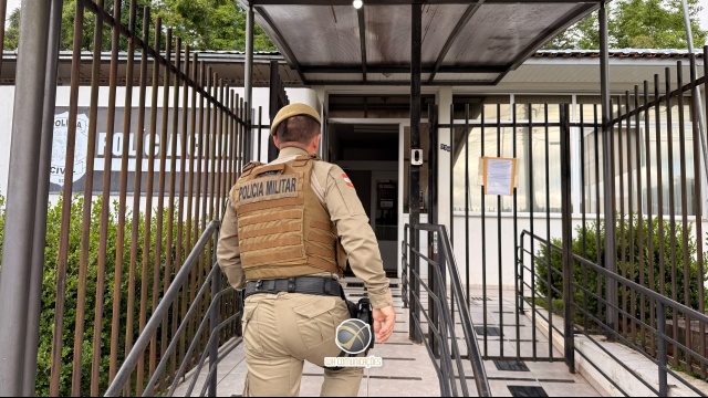 Motorista é preso por embriaguez ao volante após carro sair da pista e invadir plantação de milho