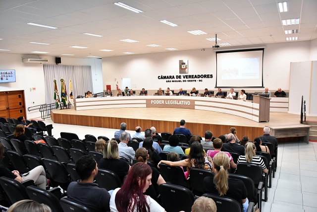 Câmara aprova lei que autoriza acordos sobre auxílio-alimentação e consolida regras de pagamento a servidores