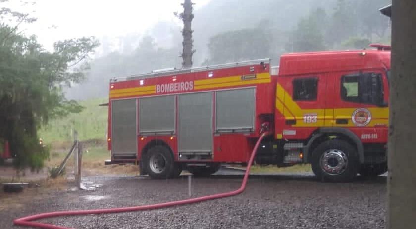 Corpo de Bombeiros atende ocorrência de incêndio em fábrica