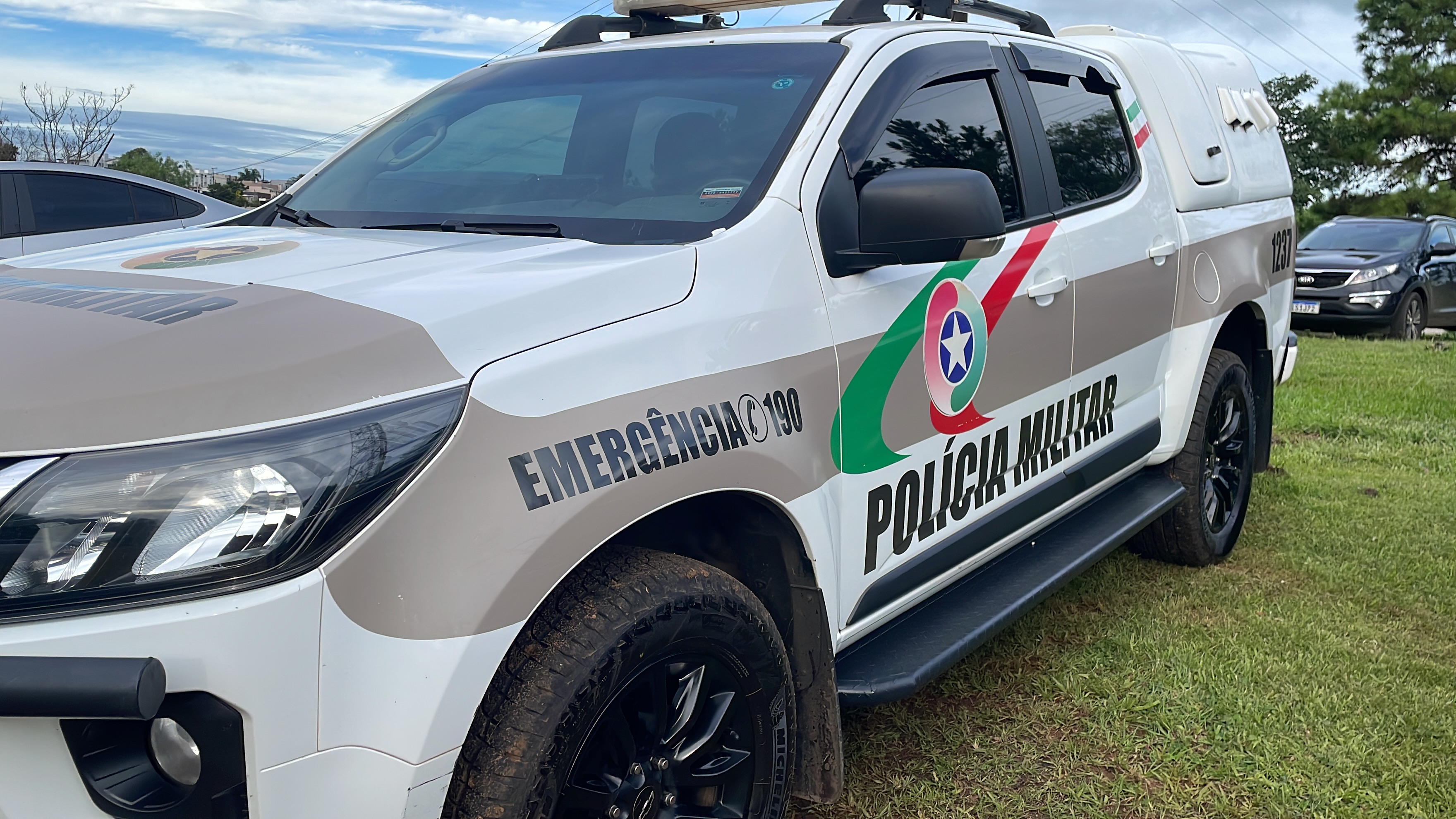 Motorista embriagada bate carro em padaria, foge e é presa após briga em bar