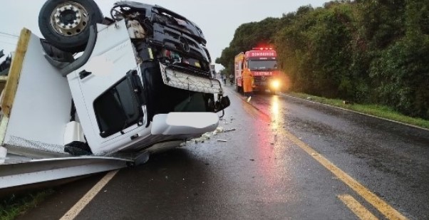 Colisão grave entre carro e caminhão deixa três feridos na divisa de SC/PR