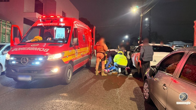 Mulher sofre queda de motocicleta, tenta buscar socorro e acaba colidindo contra carro