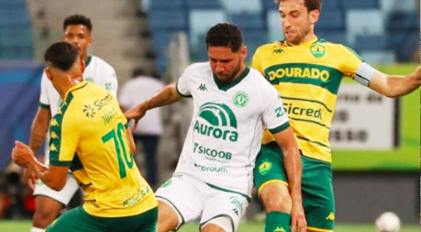 Com gol no fim, Chapecoense perde a terceira seguida na Série B