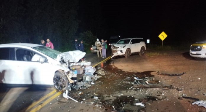 Colisão frontal deixa um homem gravemente ferido