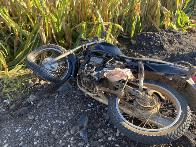 Duas pessoas são conduzidas ao hospital após acidente de trânsito na SC-492