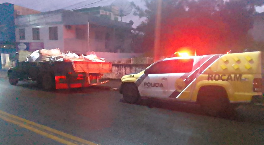 Caminhão com 10 toneladas de sucatas de baterias é apreendido pela PM
