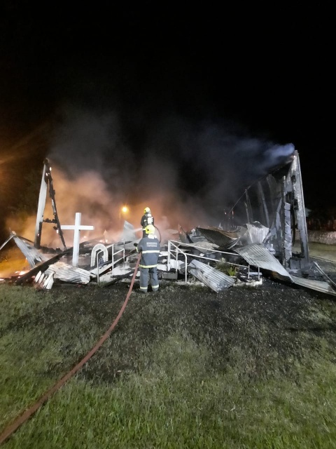 Igreja é consumida por incêndio, no interior de São João do Oeste