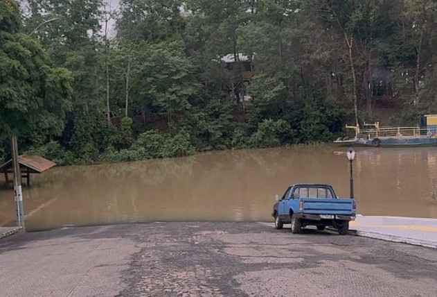 Rio Uruguai passa de 8 metros acima do normal e interrompe travessia por balsas no Oeste de SC