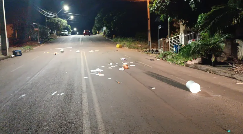 Dupla quebra lixeiras, foge da polícia e acaba presa