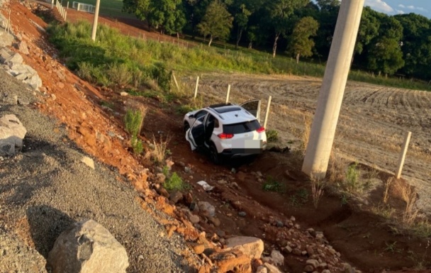 Carro sai da pista e cai em barranco nas margens da rodovia