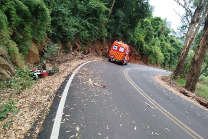 Homem é encontrado sem vida ao lado de motocicleta em estrada no interior