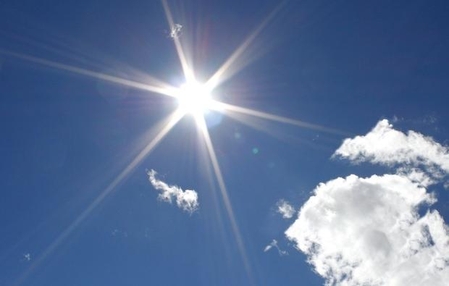 Sol, calor e chance de chuva isolada: veja o que esperar do clima em SC