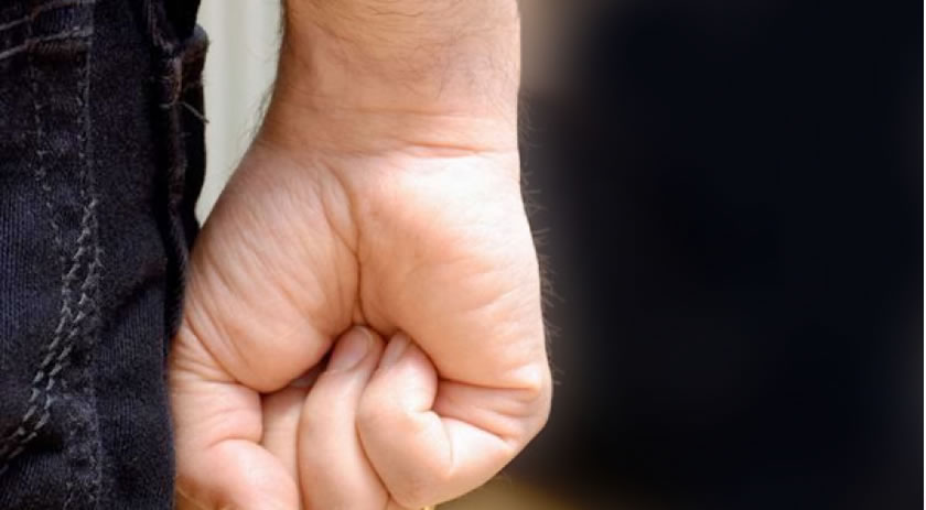 Homem é preso por furto e lesão corporal após desentendimento em praça