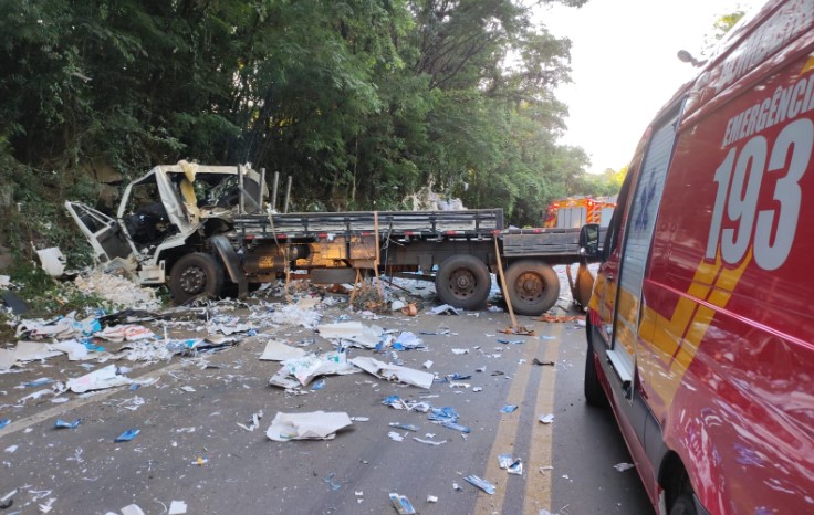 Motorista de caminhão sobrevive a grave acidente na BR-282