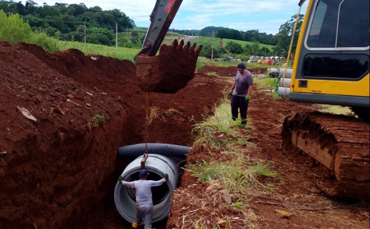Município de Guaraciaba instala tubulações no novo parque de máquinas
