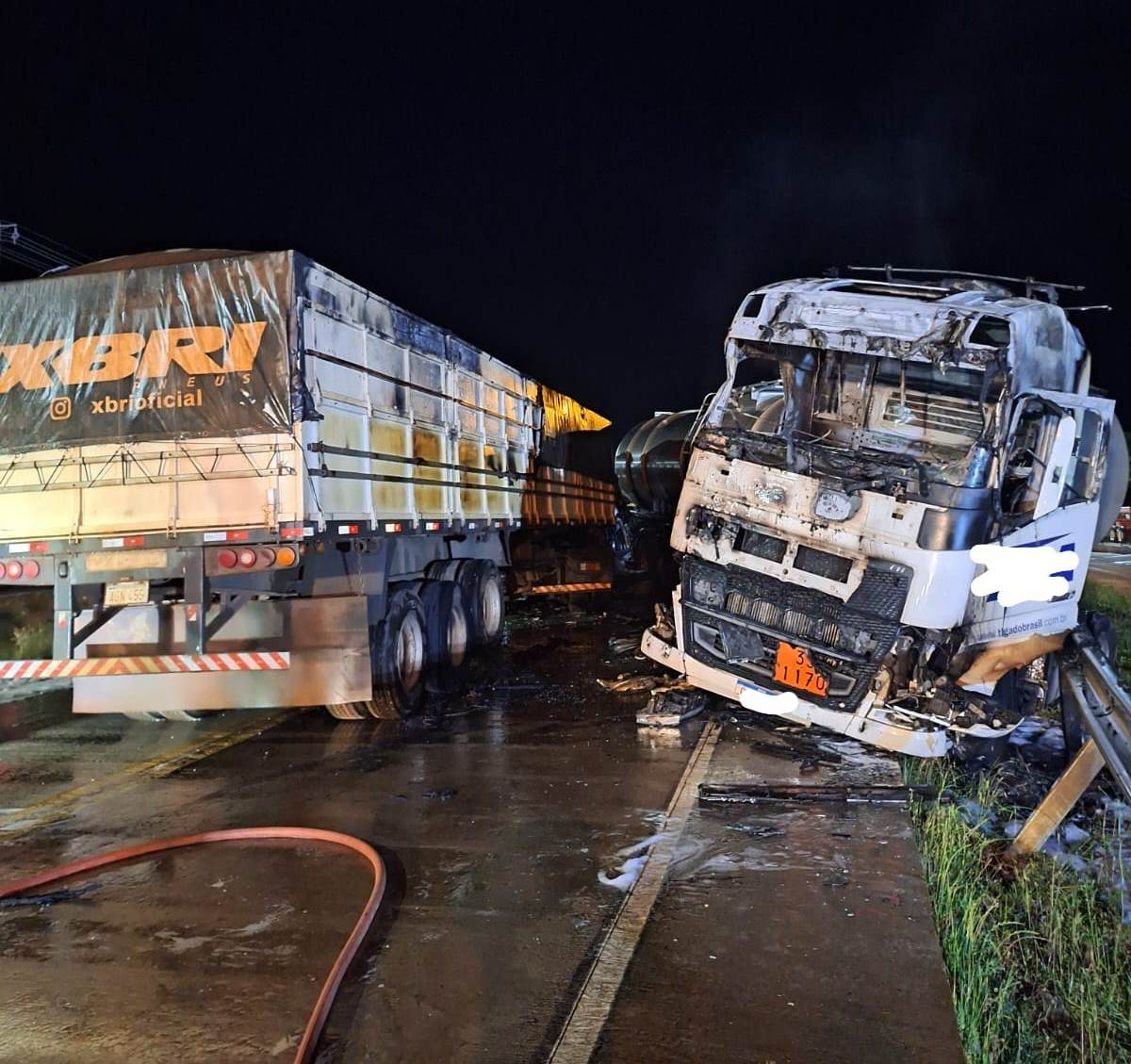 Grave acidente causa incêndio entre caminhões e deixa condutor gravemente ferido