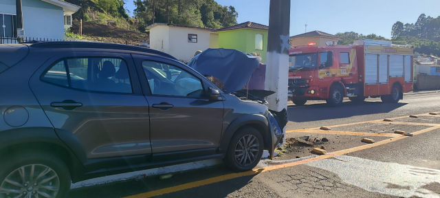 Carro colide em poste e três pessoas ficam feridas