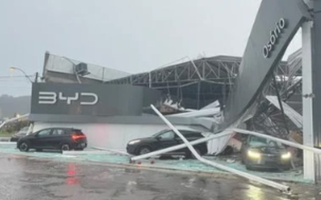 Temporal com granizo e ventos de até 88 km/h deixa mais de mil casas destelhadas no RS
