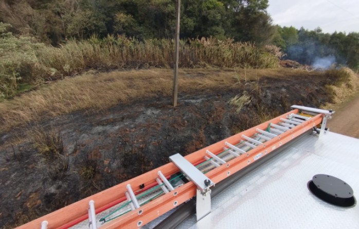 Bombeiros combatem incêndio em vegetação no interior