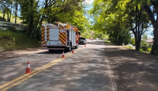 Mulher fica ferida em colisão entre carro e van na SC-163