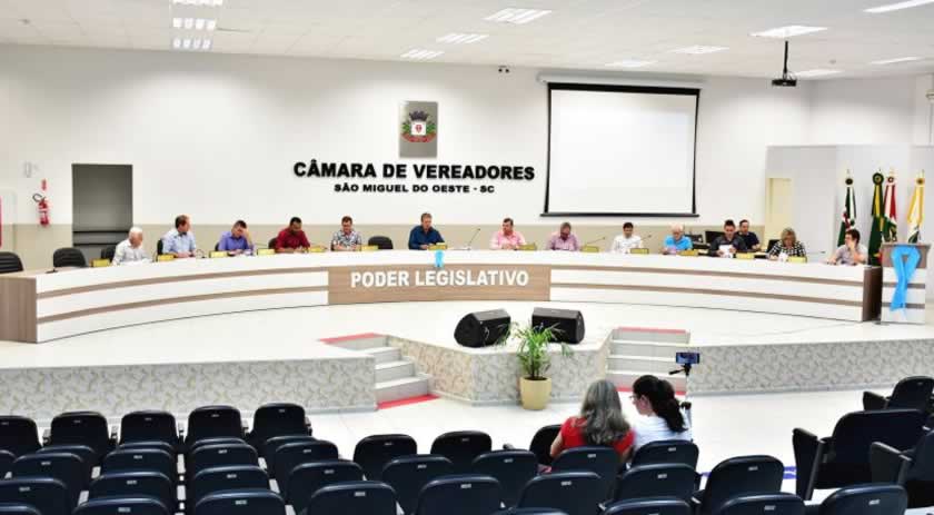 Vereadores apresentam proposições sobre fiscalização, repasses a entidades, receitas médicas, trânsito, limpeza e cultura