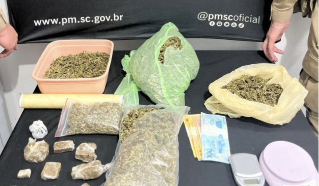 Polícia Militar apreende mais de 1,2 kg de maconha e prende três por tráfico