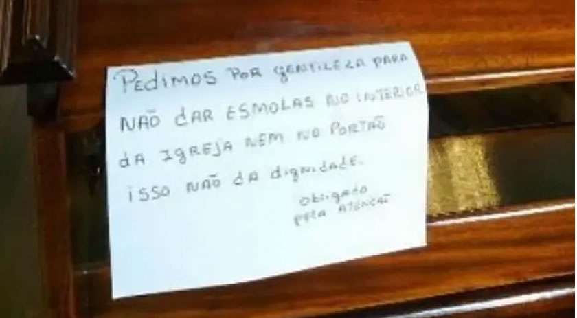 Cartaz em Igreja pede que frequentadores não deem esmolas