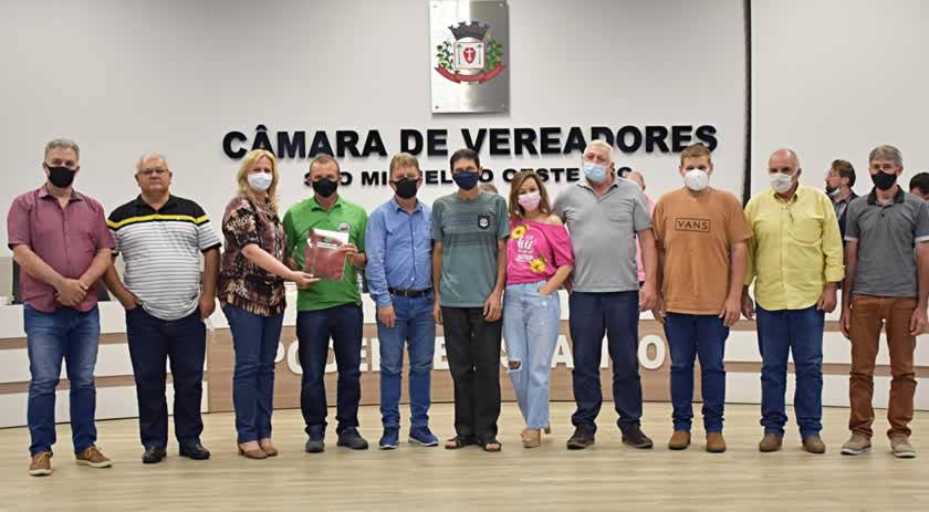 Feira Municipal recebe homenagem da Câmara pelos 33 anos de atividades