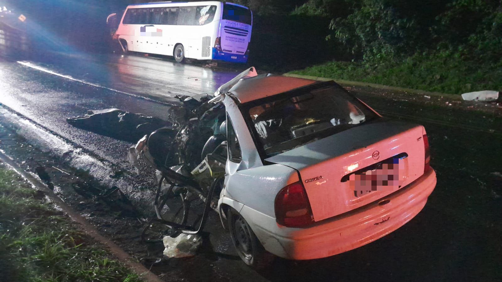 Acidente entre ônibus de São Miguel do Oeste e veículo de passeio deixa um morto na BR 282