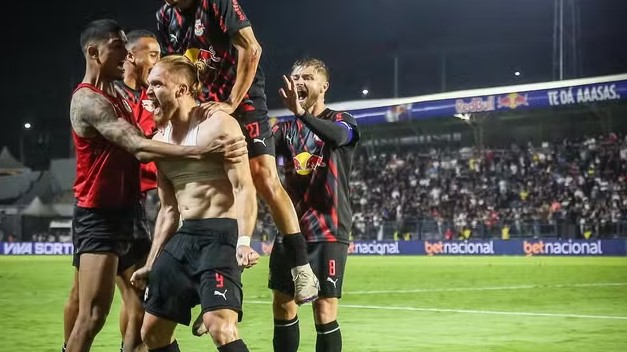 Bragantino vence o Corinthians com gol no fim em partida marcada por polêmicas de arbitragem