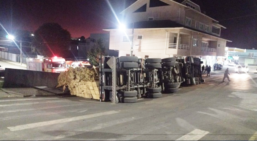 Carreta carregada de tábuas tomba