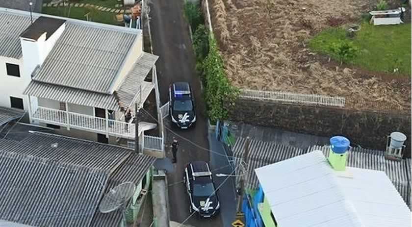 Três pessoas foram presas em operação policial contra o tráfico de drogas