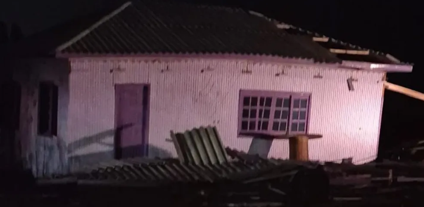 Temporal causa destruição em São Miguel do Oeste e Barra Bonita