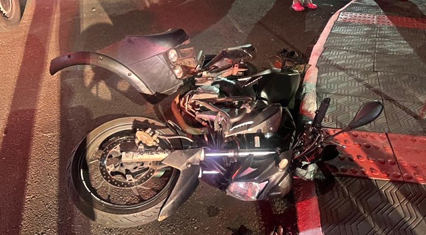 Motoboy fica ferido após ser atingido por carro em cruzamento