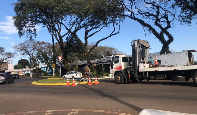 Veículo colide com poste e danifica câmera de segurança em Avenida