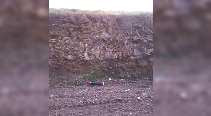 Motociclista cai de altura de 15 metros em cascalheira