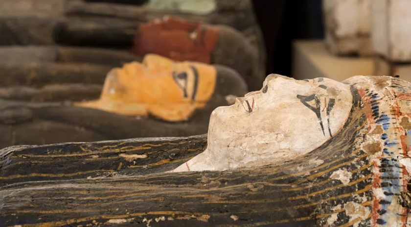 Egito anuncia descoberta de 250 sarcófagos e 150 estátuas de bronze de 2.500 anos atrás