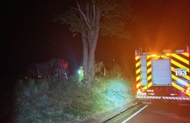 Mulher fica ferida em tombamento de automóvel