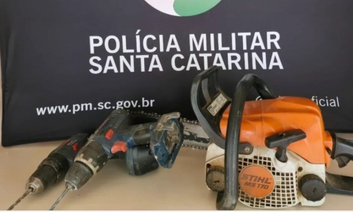 Homem é preso após furtar residência