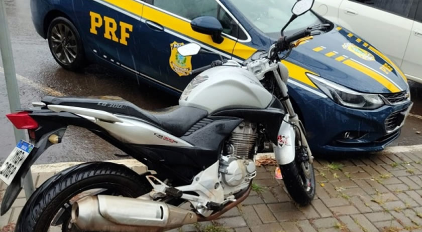 Homem foge da fiscalização com motocicleta roubada, mas é alcançado