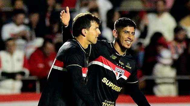 São Paulo vence Atlético-MG, cola no G-6, dá fim a tabu e amplia sequência positiva
