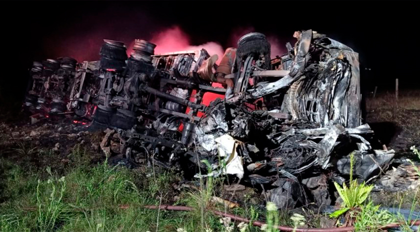 Caminhonete pega fogo e motorista morre carbonizado após grave acidente no Oeste de SC