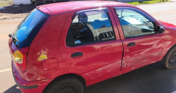 Adolescente fica ferida em colisão entre dois carros