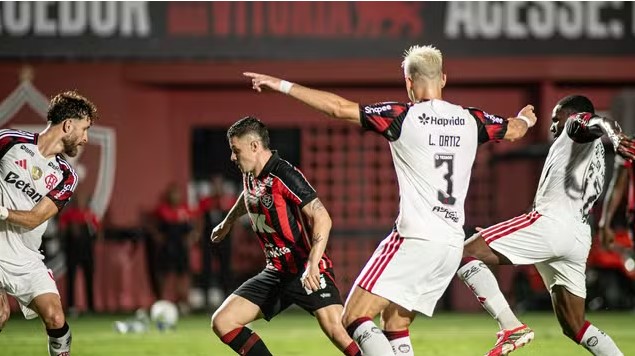 Rossi pega pênalti, Flamengo bate o Vitória e vence pela primeira vez no Brasileirão